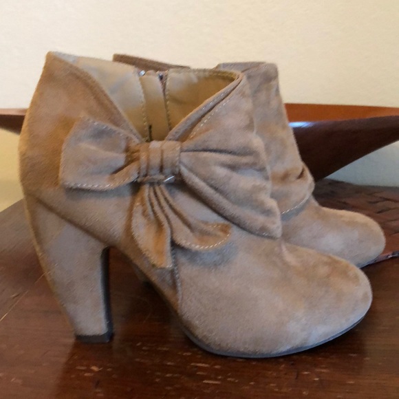 Tan suede ankle booties - Picture 4 of 5